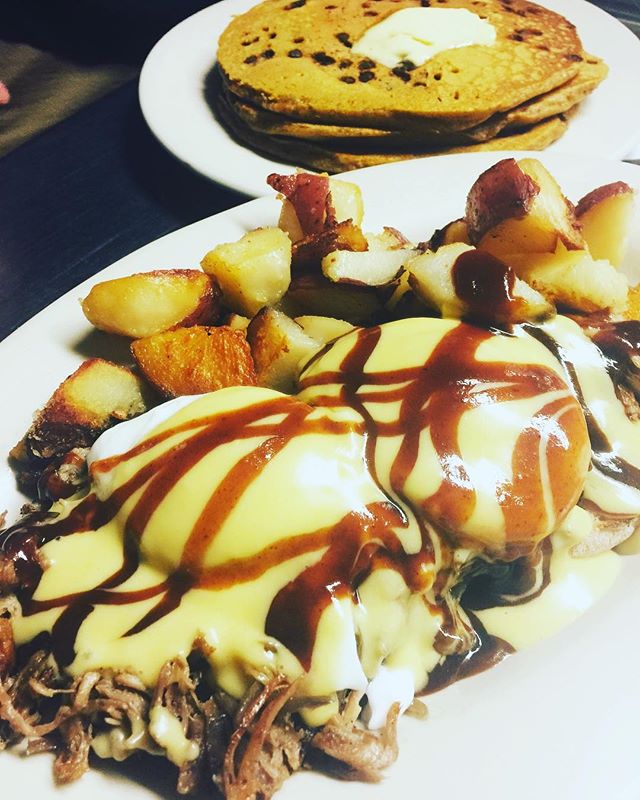 Dig in to this deliciousness! BBQ pulled pork Benedict on the board🍽