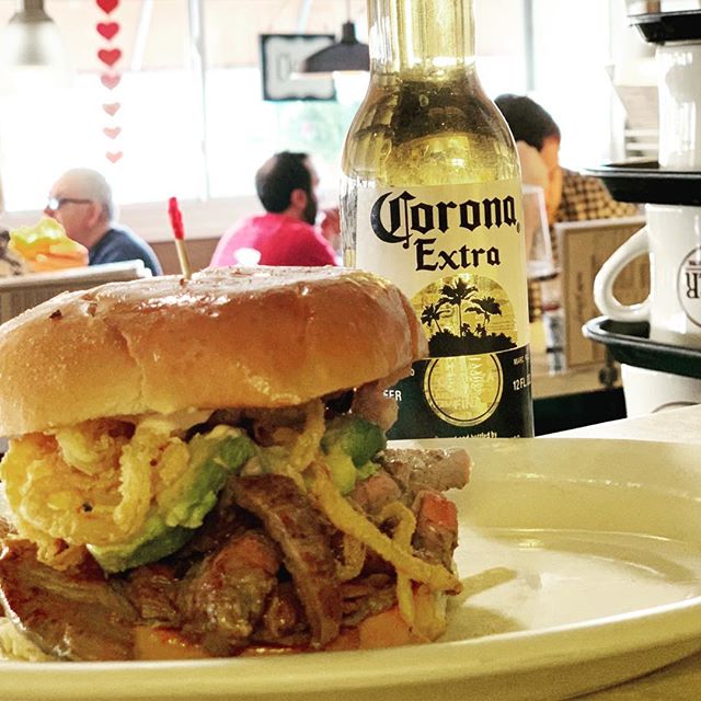 Beef tenderloin on brioche with fried onion rings, avocado and chipotle mayo🍽