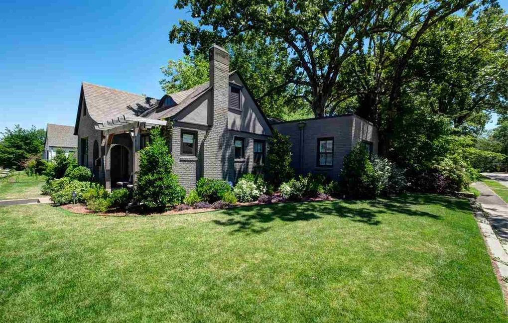 Contemporary addition to a 1940s historic home in the Heights neighborhood, Little Rock. Design by Rogue Architecture.