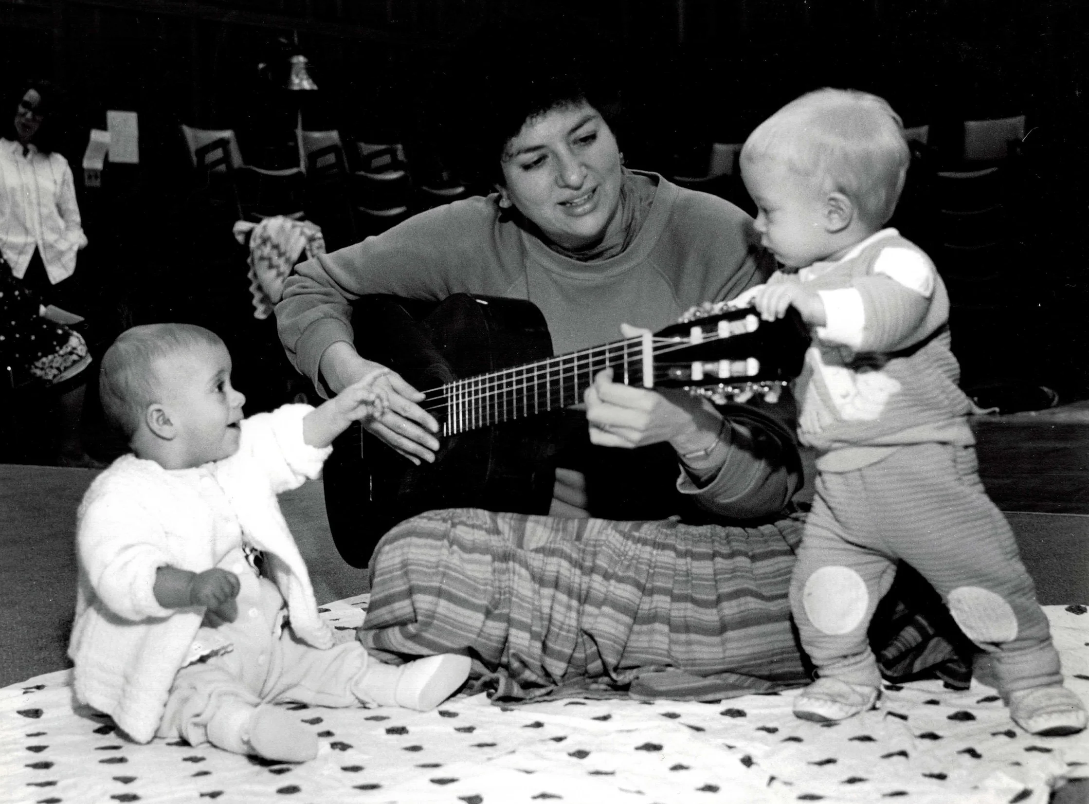 Rebecca+and+babies+with+guitar+-+1989.JPG