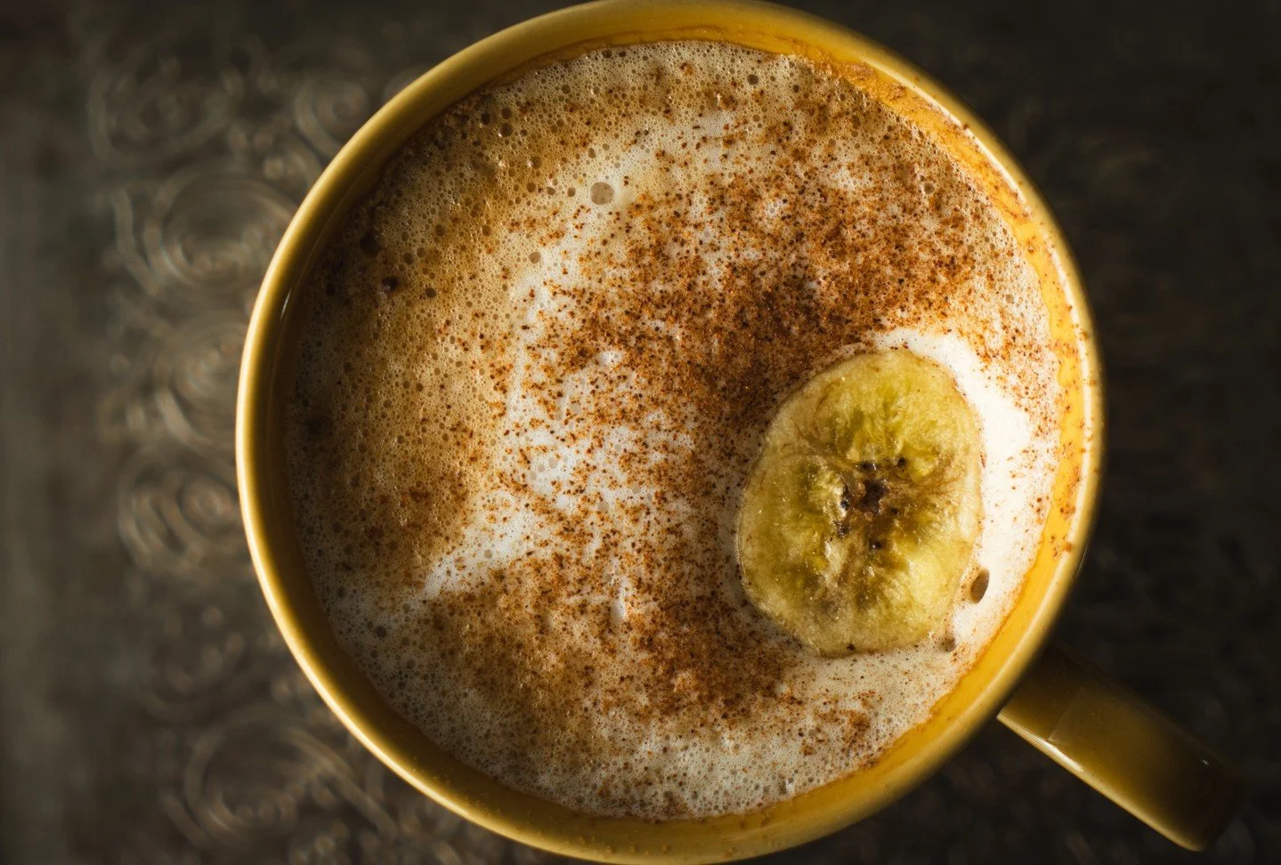 New to our coffee lineup: The Banana Bread Latte 🍌☕
House-made banana bread syrup / @alternateroutecoffee espresso / steamed milk / banana chip / cinnamon 
It's a hug that goes from your lips to your belly - true comfort in a cup :) 
Available fr