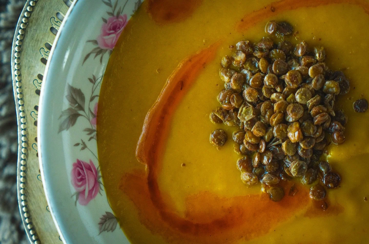 Cold nights call for hot soup 🥣 
New: Spicy Vadouvan Root Cellar Soup
roasted squash / yams / carrots / potatoes / apple / ginger / vadouvan curry spice / crispy chilli lentils / chilli oil / grilled sourdough (vegan)
It’s a cozy blanket fo