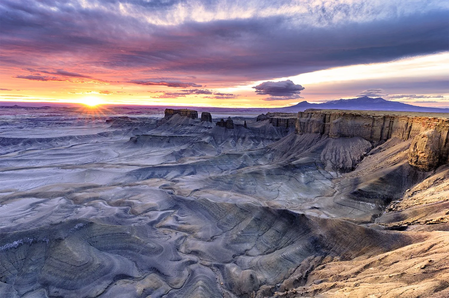 Moonscape Overlook sunrise in Utah