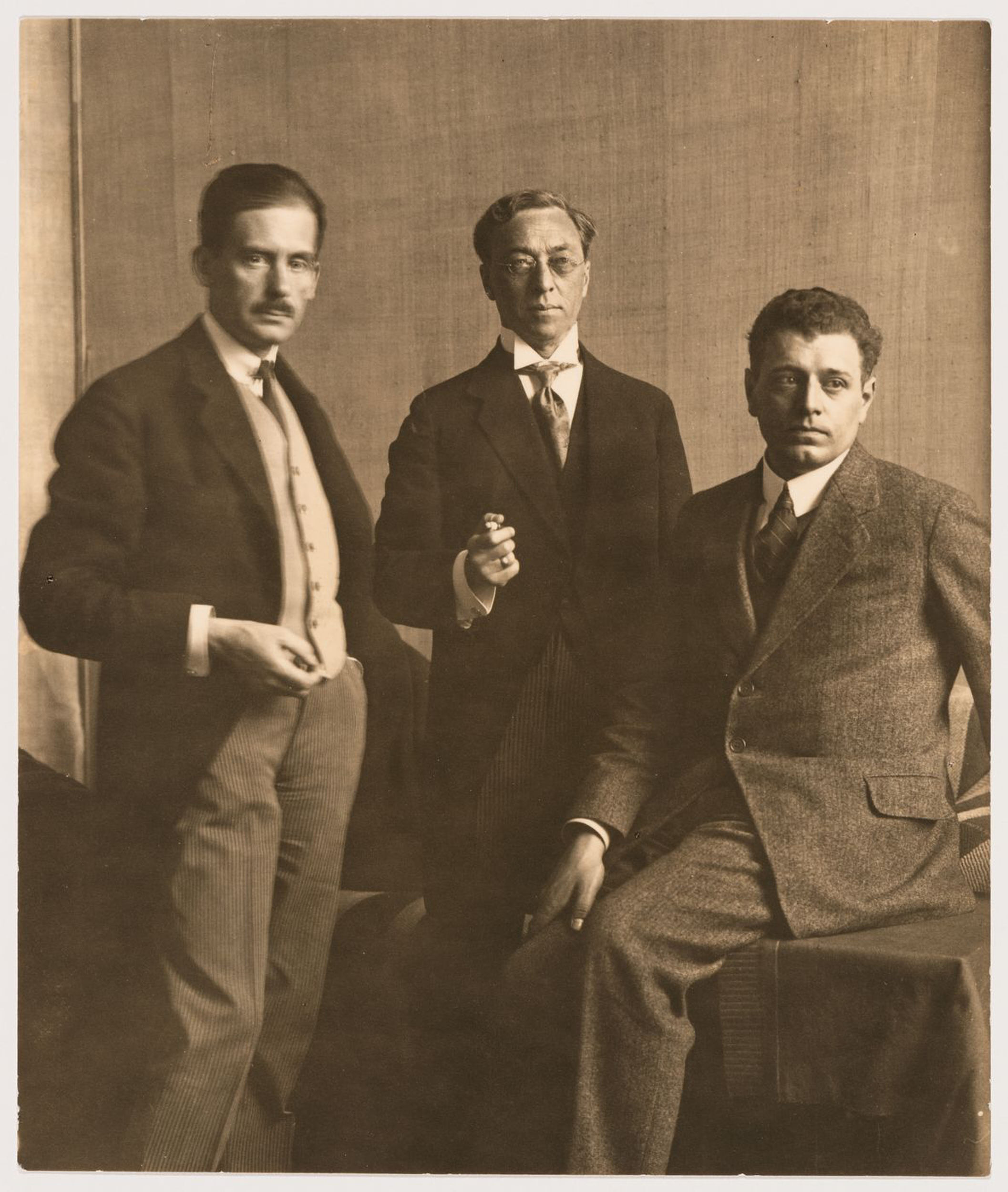 Рис. 3. Слева направо: Вальтер Гропиус, Василий Кандинский, Якобус Йоханнес Питер Ауд       во время выставки Баухауса в Веймаре, 1923 год      