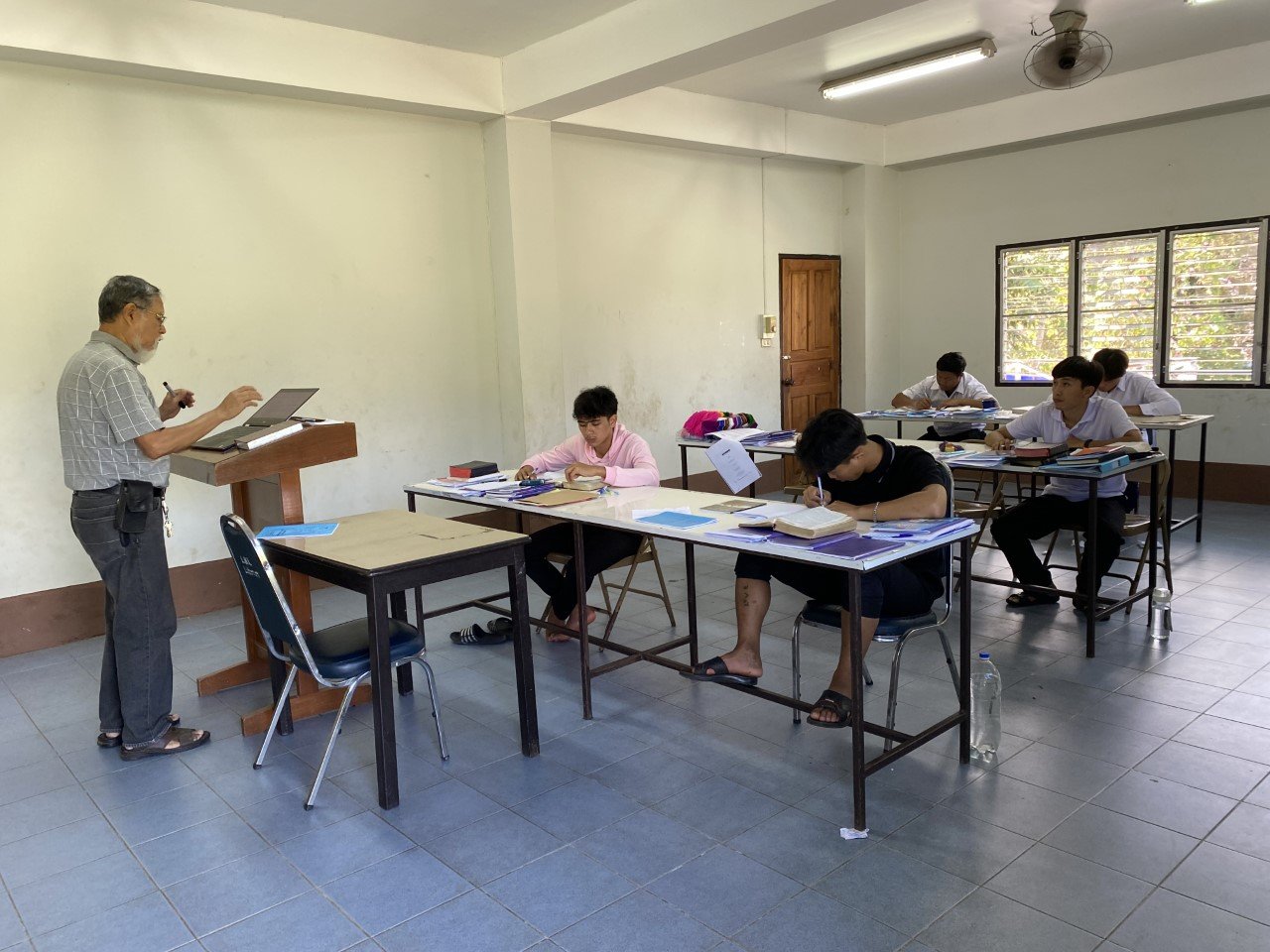 Ahpu teaching a Hermeneutics class to 3rd year students