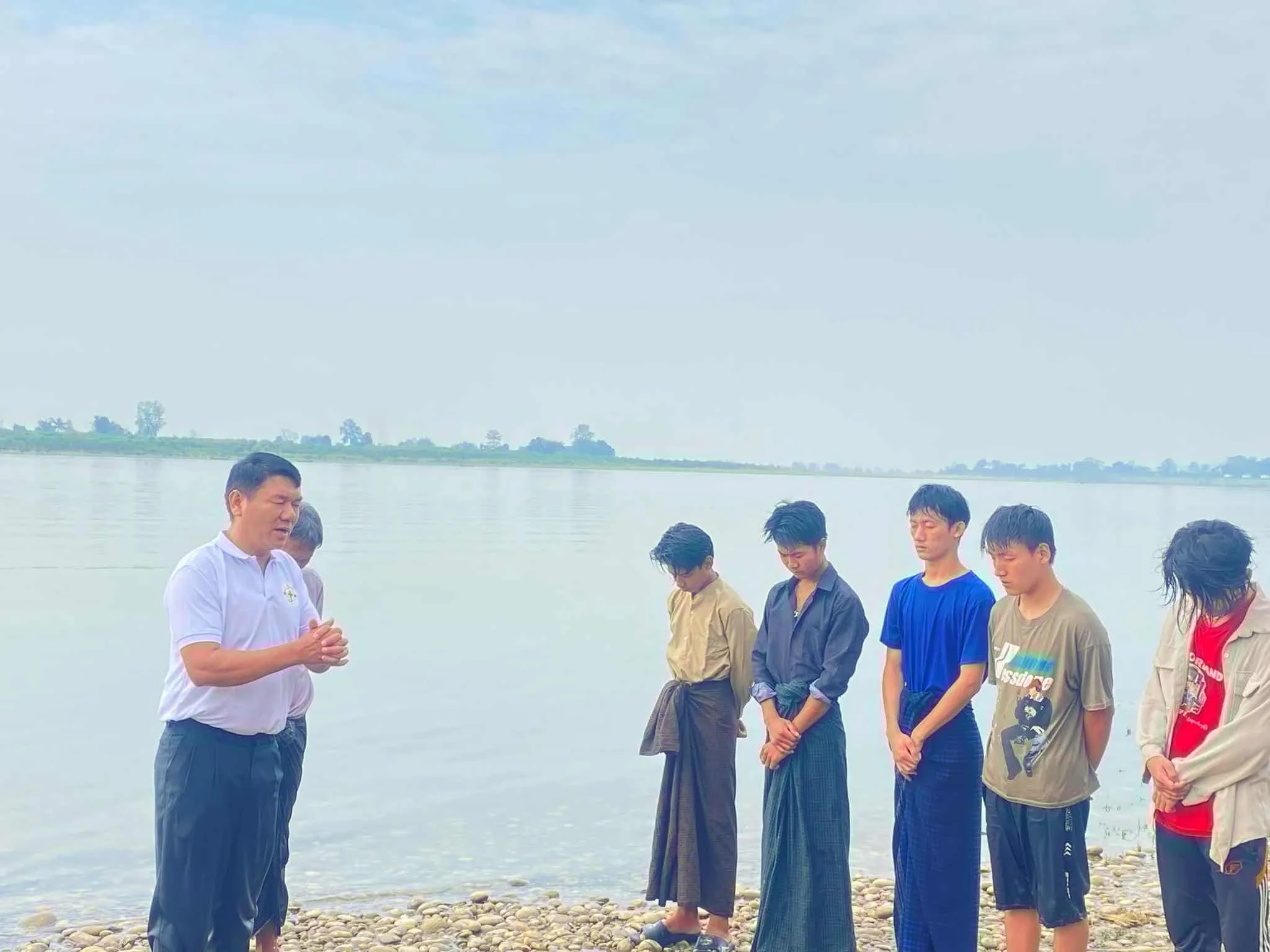 Thomas praying over newly baptized believers