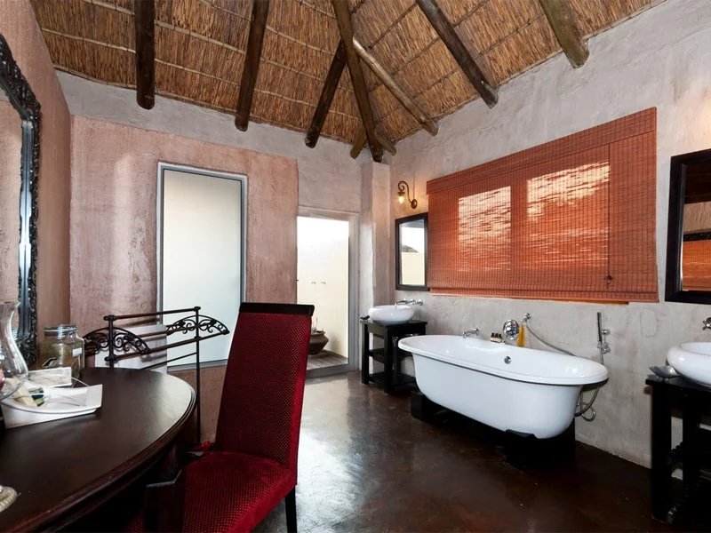 Addo_Eastern_cape_safari_accommodation_hlosi_game_lodge_bath1_Bathroom4_Regular-min.jpg