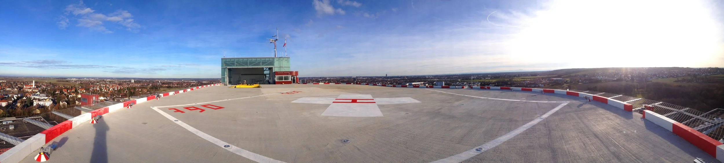 Hubschrauberlandeplatz und Hangergebäude auf dem Dach des Klinikum Augsburg