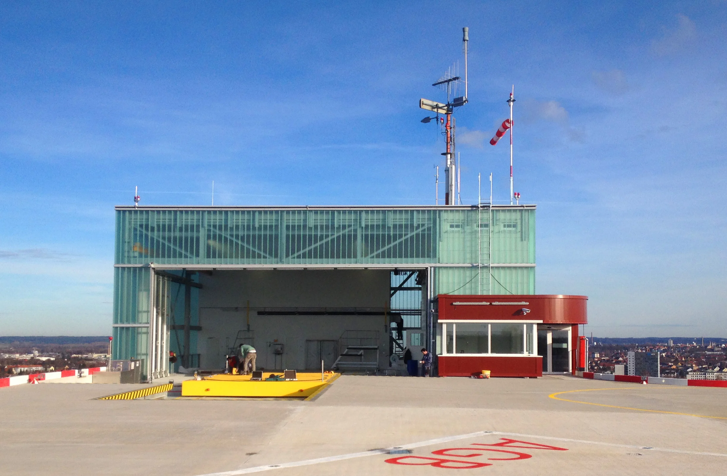 Hangergebäude und Schlitten für den Transport eines Hubschraubers