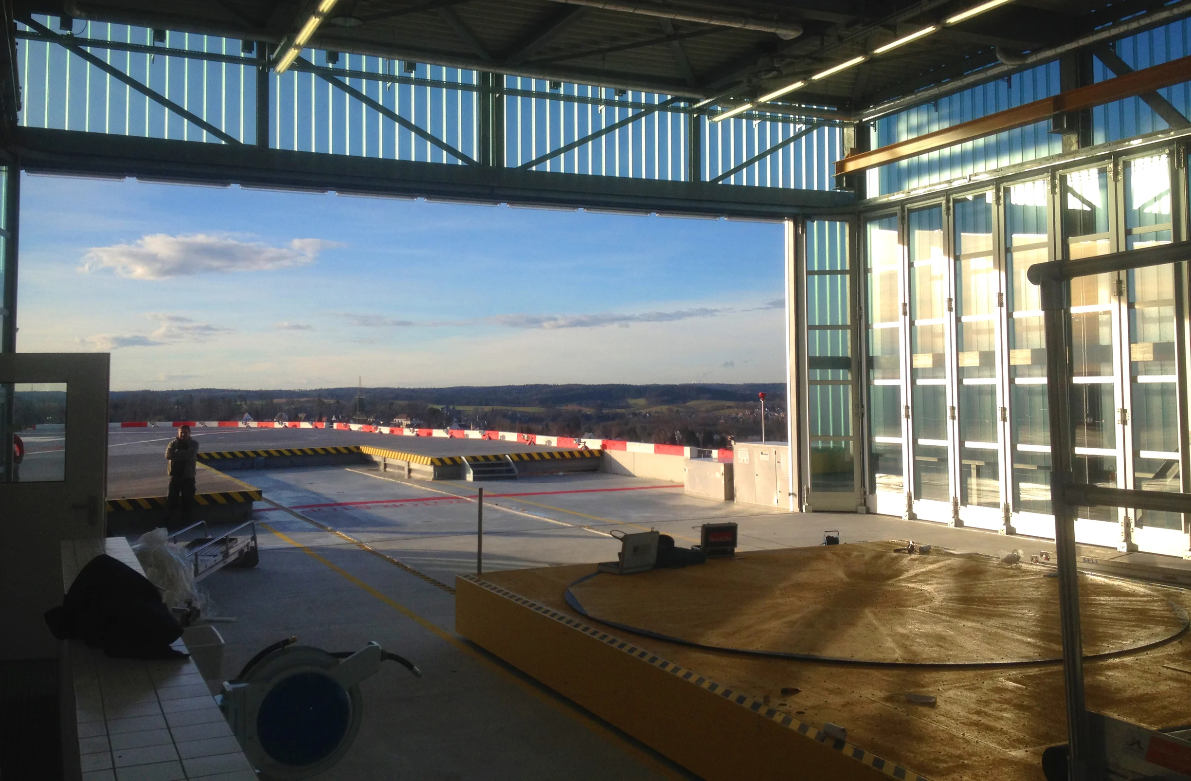 Hangergebäude und Schlitten mit Endlage im Gebäude