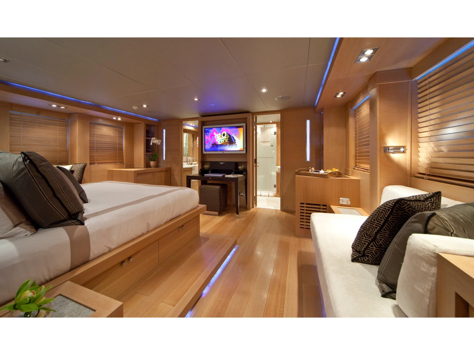 Copy of SPORTYACHT 120 LIVING AREA