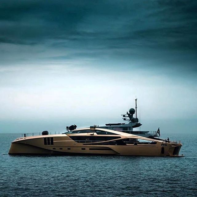What a photo...what a boat @my.khalilah @atropatesis 
#superyacht #yacht #luxury #gold #luxurylifestyle #yachting