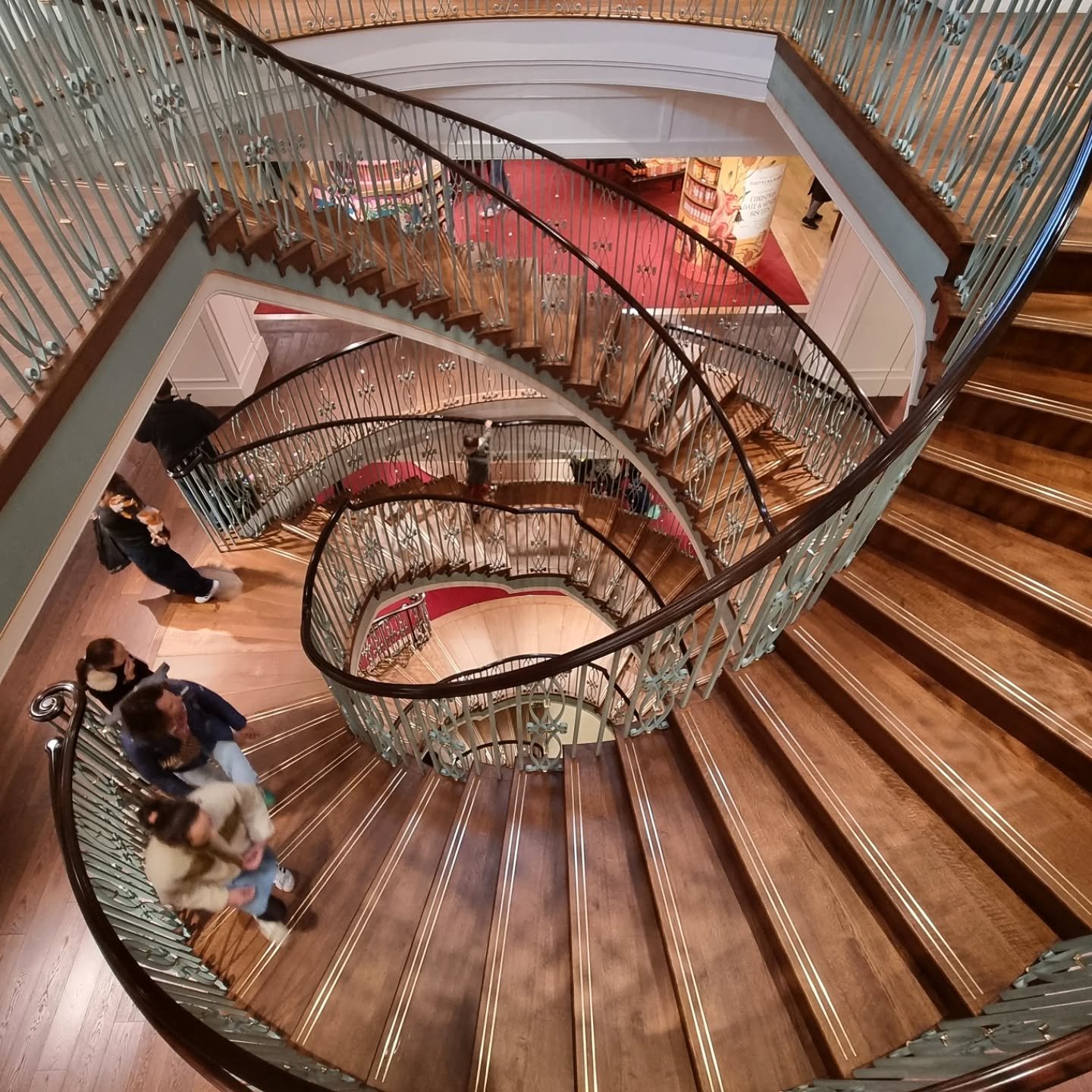 The amazing new 'Double Helix&rsquo; staircase, maybe&nbsp;the only one in the UK, just opened at&nbsp;Fortnums and Masons, Piccadilly&nbsp;! Very difficult to think that it wasn't&nbsp;always&nbsp;there, as it fits perfectly&nbsp;in the prestigious 