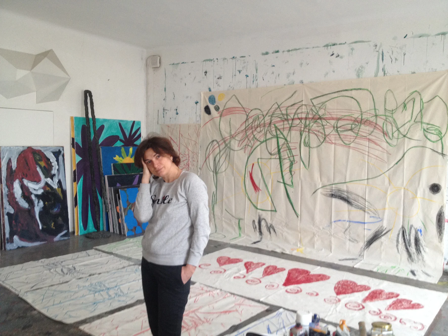 Tamar West (Tamuna Sirbiladze) 12. 2. 1971, Tbilisi – 2. 3. 2016, Vienna Tamuna was born in Tbilisi, capital of Georgia, on the 12th of February 1971, daughter of Vakthang Sirbildadze and Nunu Ghurchumelia. She started her life together with her elder sister Keti. Already in nursery-school in Lermontowstreet she loved drawing and painting and impressed her teacher so much that she organized an exhibition for the six year old. In 1989, Tamuna graduated from high school in the Rustaveli-avenue. From 1989 to 1994 she studied at the state-acadamy of art in Tbilisi, where she gained a degree. After moving to Vienna in 1997, she studied until 2003 at the acadamy of fine arts, where her teacher was Franz Graf. In 2003 she further extended her studies at the Slade school of fine arts in London. In the meantime she had met the artist Franz West, whom she married in 2002, and with whom she collaborated on several art-projects and works until his death 2012. Her children Lazare and Emily were born in 2008 and 2009. Her last years she lived together with Benedikt Ledebur. Always very active, she was included in a group exhibition as soon as she moved to Vienna. Over the years she made a huge body of works encompassing installative works, videos, sitespecific projects and an enormous amount of paintings, which she exhibited in various exhibitions in Galleries and Museums all over Europe, like 2001 Plakatentwürfe with Gisela Capitain in Cologne (cooperating with Franz West), 2007 Inconcurrence with ColletPark Gallery in Paris, 2008 Painting and Elements with Jonathan Viner in London, 2010 Laszive Lockungen with Charim Unger in Berlin. In the last two years she not only participated in the groupshow artists and poets in the Secession in Vienna, curated by the artist Ugo Rondinone, and in the groupshow No man’s land of the Rubell family collection in Miami, but also had a lot of critical acclaim for two solo-shows in New York : Take it easy in Bill Powers’ Half Gallery and „Good enough“ is never good enough in James Fuentes’ Gallery. Her recent show at Almine Rech gallery in Brussels opened shortly before her death.