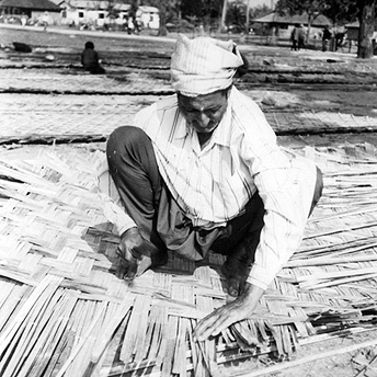  Threading bamboo to make hut walls.   Dhanapati / PhotoVoice / LWF  