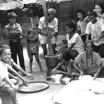   In camp time flows by continuously. Some people say we may always be neglected. I want to show how refugees, being stateless and unemployed, spend time. People gather in families and share their happiness and sorrows. &nbsp;&nbsp;&nbsp; Rabin / Pho