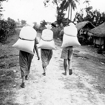 Carrying rations back to the huts. Praja / PhotoVoice / LWF