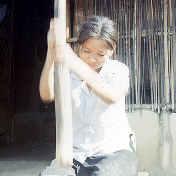   Beating rice    Buddhi Maya / PhotoVoice / LWF  