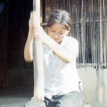 Beating rice Buddhi Maya / PhotoVoice / LWF