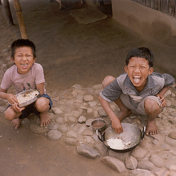   Children eating.&nbsp;&nbsp; Til Maya / PhotoVoice / LWF  
