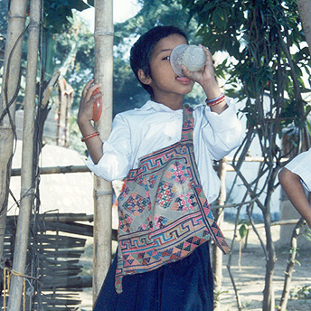   Children eating.&nbsp; Til Maya / PhotoVoice / LWF  