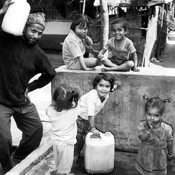   Collecting water. There is a saying that many drops of water together make an ocean. Like that we must share our good ideas to solve our refugee problem.&nbsp; Aita Singh / PhotoVoice / LWF  
