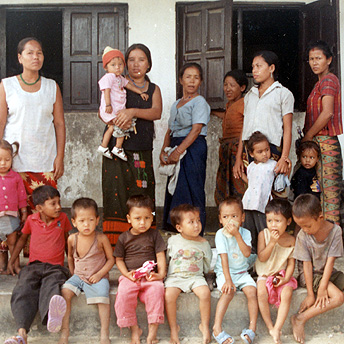   Women queue at the health centre with their children.&nbsp; Til Maya / PhotoVoice / LWF  