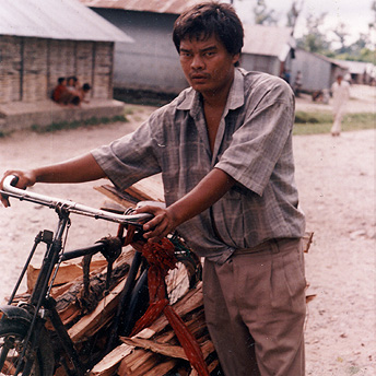   A man brings wood to sell in camp.    Til Maya / PhotoVoice / LWF  