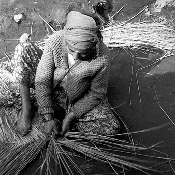Women weaving to earn extra money. Yethi Raj / PhotoVoice / LWF