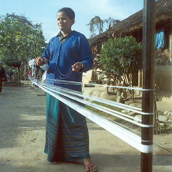   Women weaving to earn extra money.    Yethi Raj/ PhotoVoice / LWF  