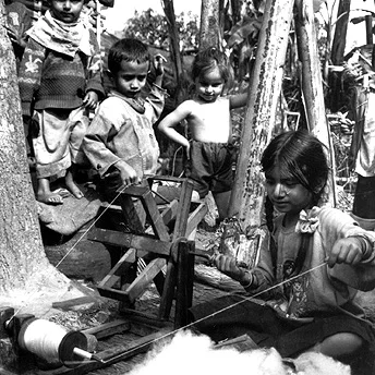 This girl has been taught to spin by her mother. Dhanapati / PhotoVoice / LWF