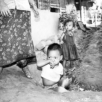  In the camps we all live so closely together that the children learn to be friends with everyone.&nbsp; They play games and they learn through these games to live happily together  Aite Maya  / PhotoVoice / LWF     