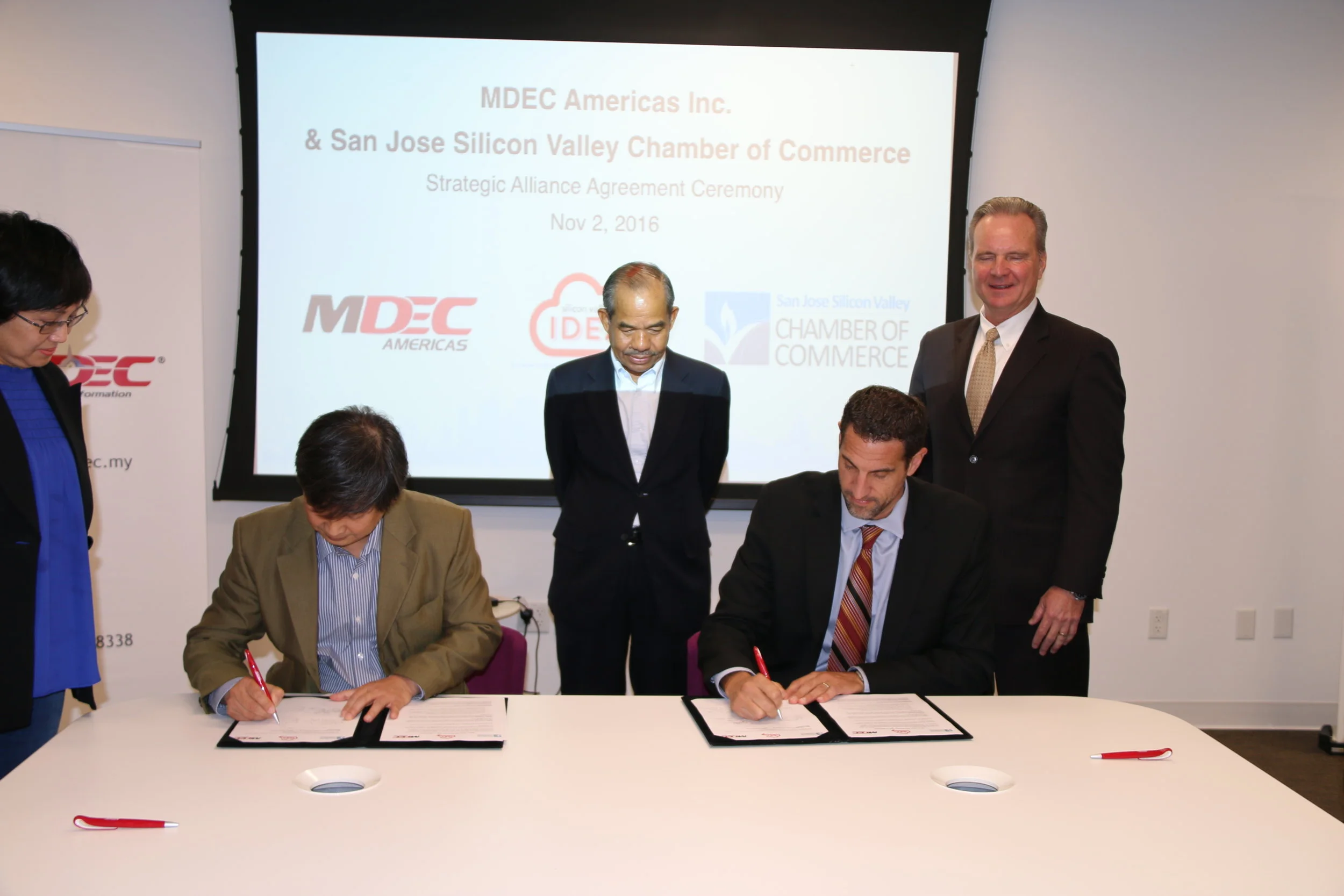 Dan E Khoo, president MDEC AMERICAS, and Matthew Mahood, president & ceo san jose silicon valley chamber of commerce, sign a partnership as part of the chamber' regional development program silicon valley IDEA .