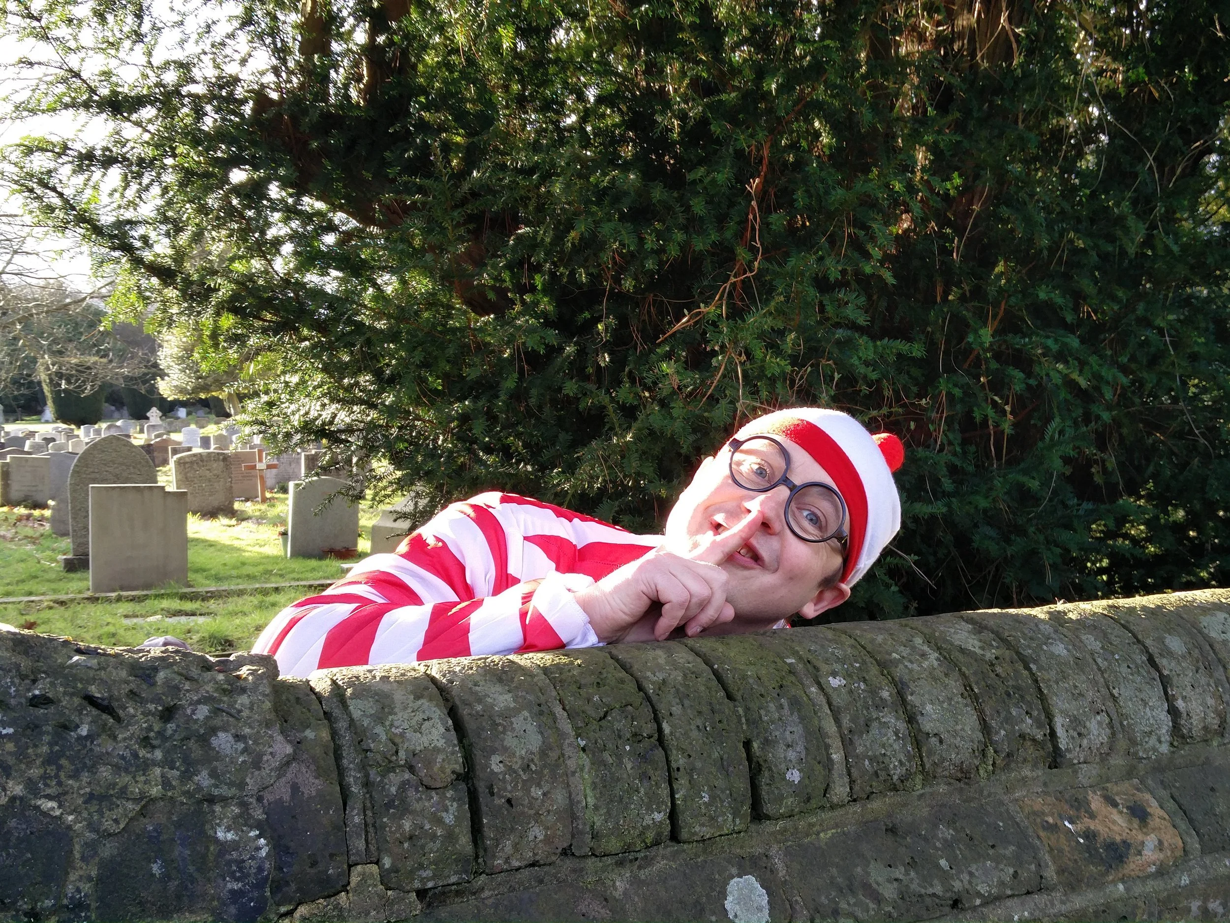 The vicar hiding: Sardines in Bovingdon churchyard