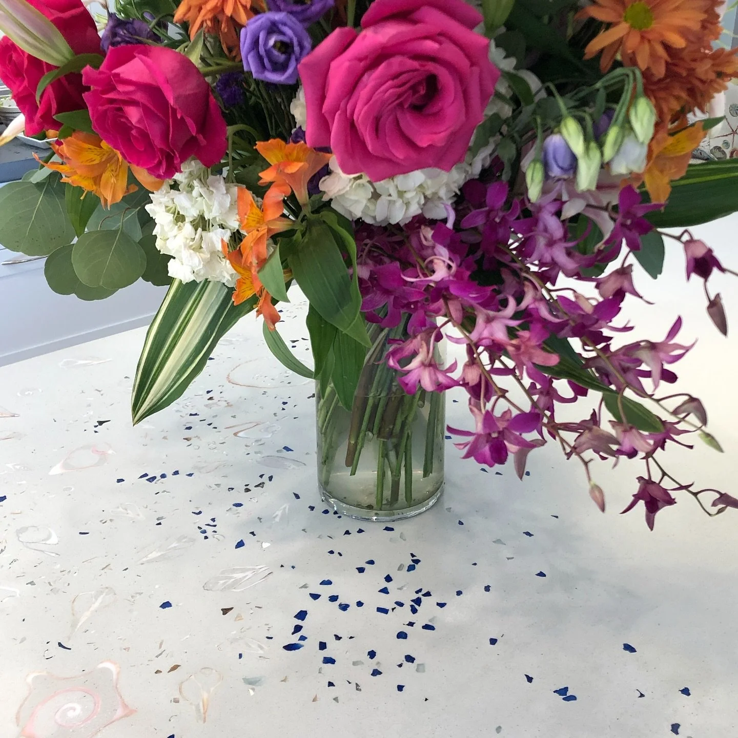 Spring flowers on concrete counters!
🌺 Happy Spring 🌼 

#spring #spring #concrete #concretebar #design #designinspiration #decorativeconcrete #hydeteam