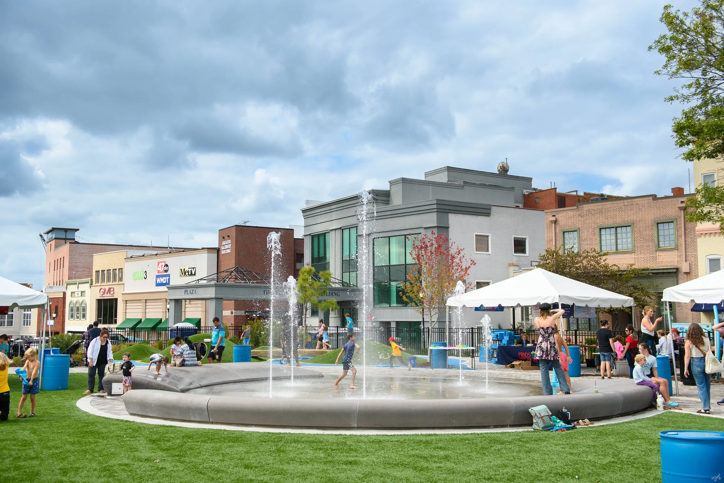 hyde-concrete-precast-benches-water-feature-unity-square-salisbury-maryland-05.jpg