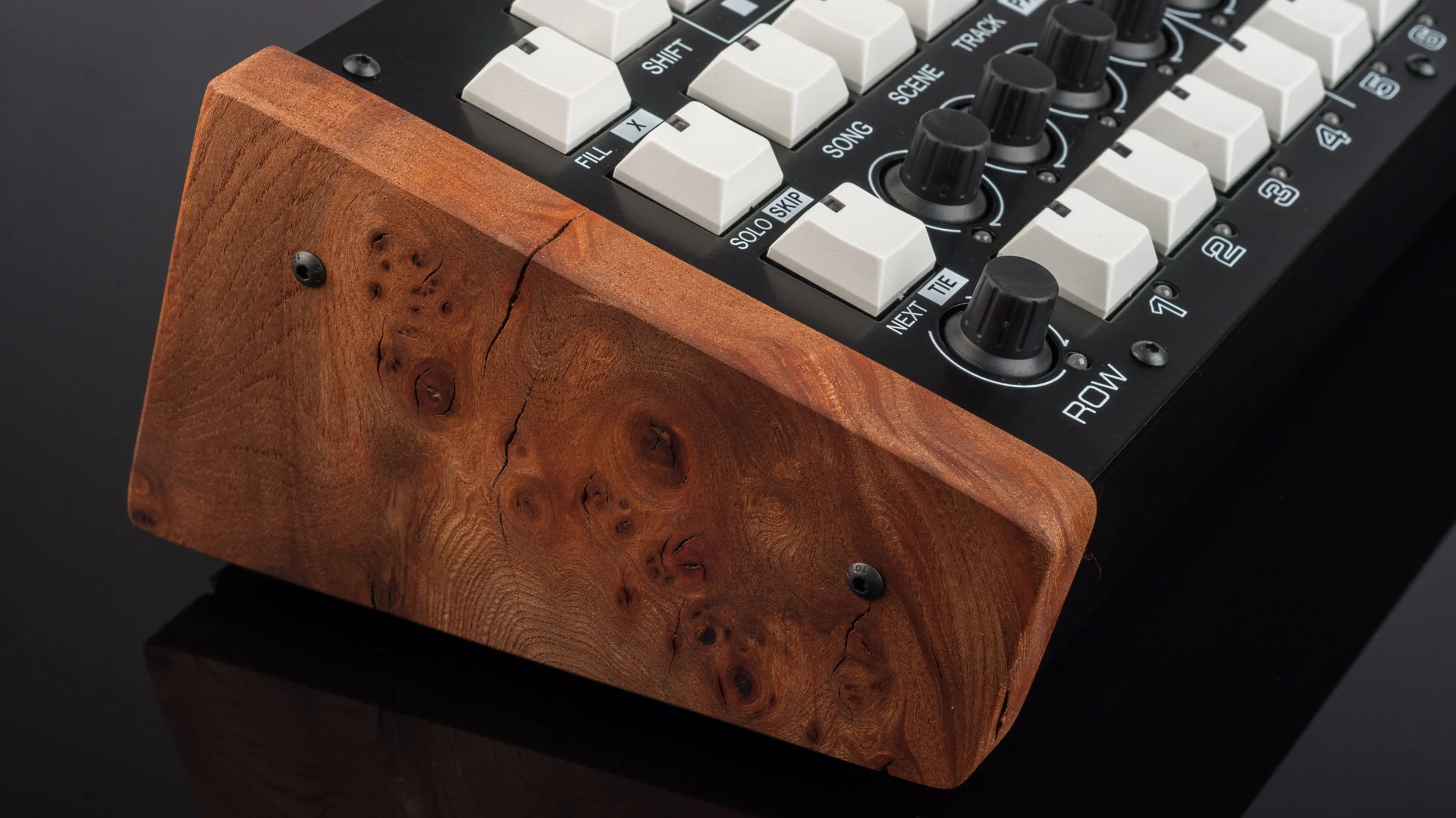Cirklon Cheek ThreeQ Burr Elm.jpg