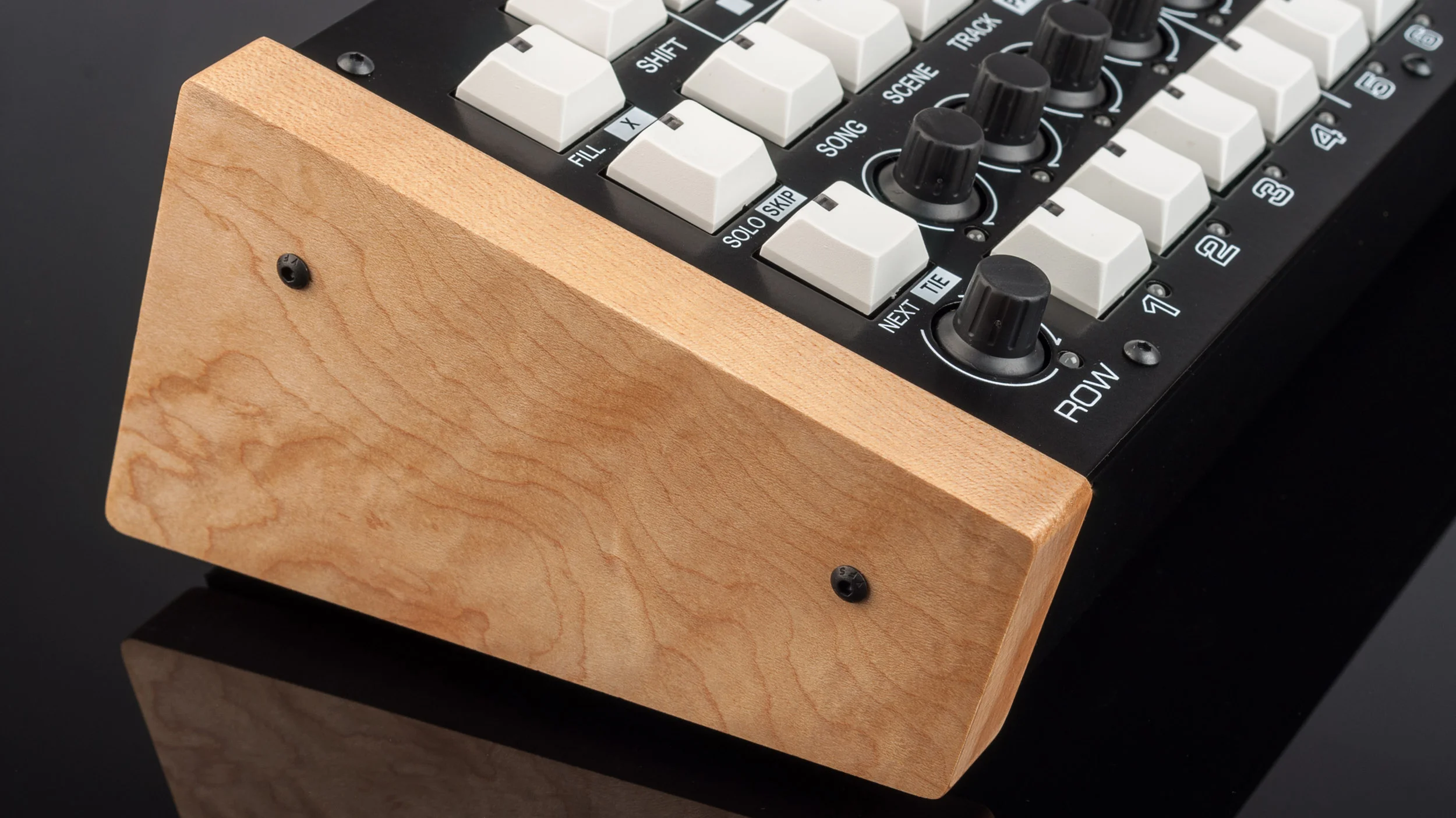 Cirklon Cheek ThreeQ Maple.jpg