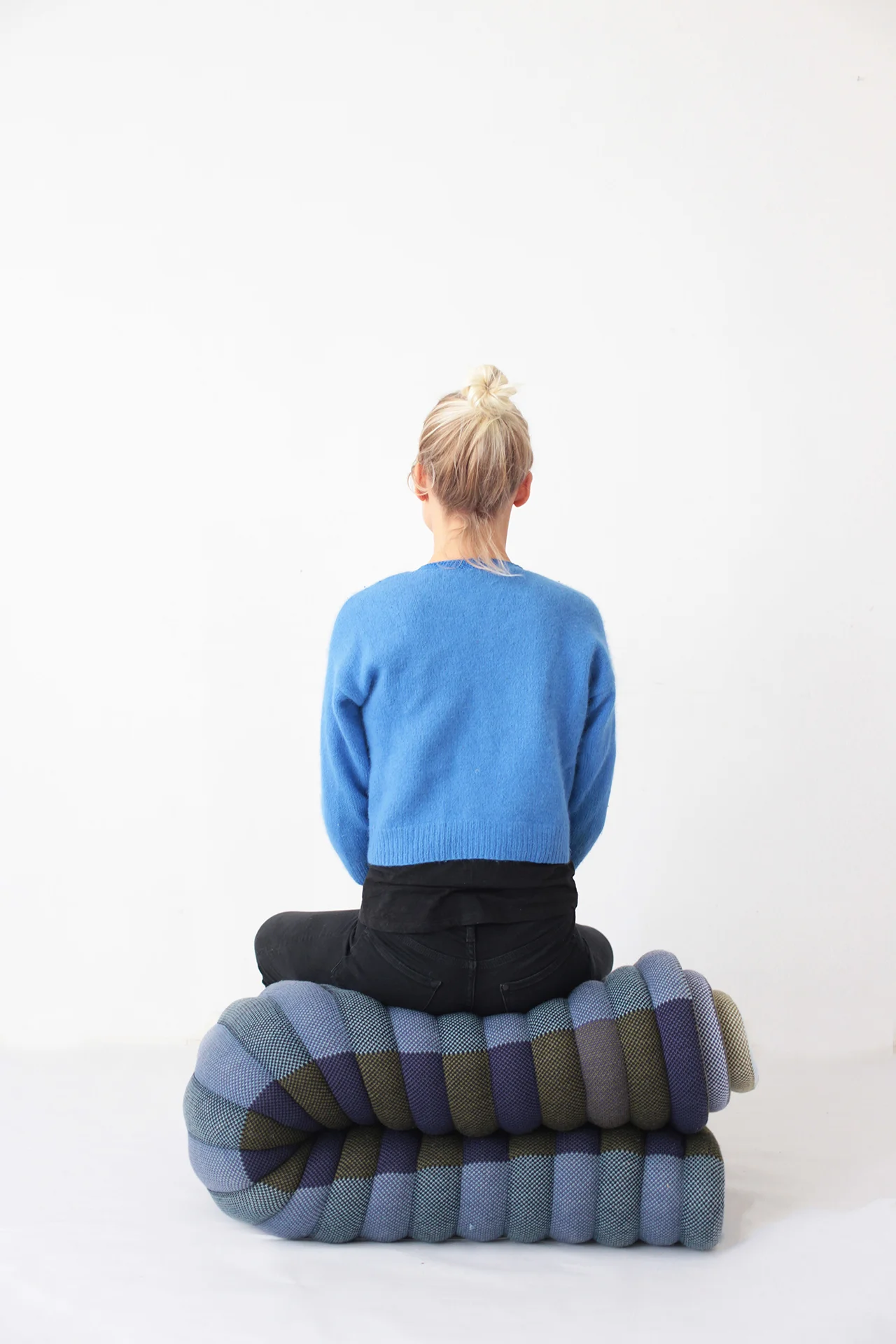 Oruga is a module of 150 x 200 cm, constructed with filled bands, all knitted. It forms rhythmic combination of colours and uneven lines. It can be reshaped to seat, sleep, read, cover up or lie down. It’s made to adapt actively to your body and find any kind of comfort on the floor with a warming touch. Made in Belgium.