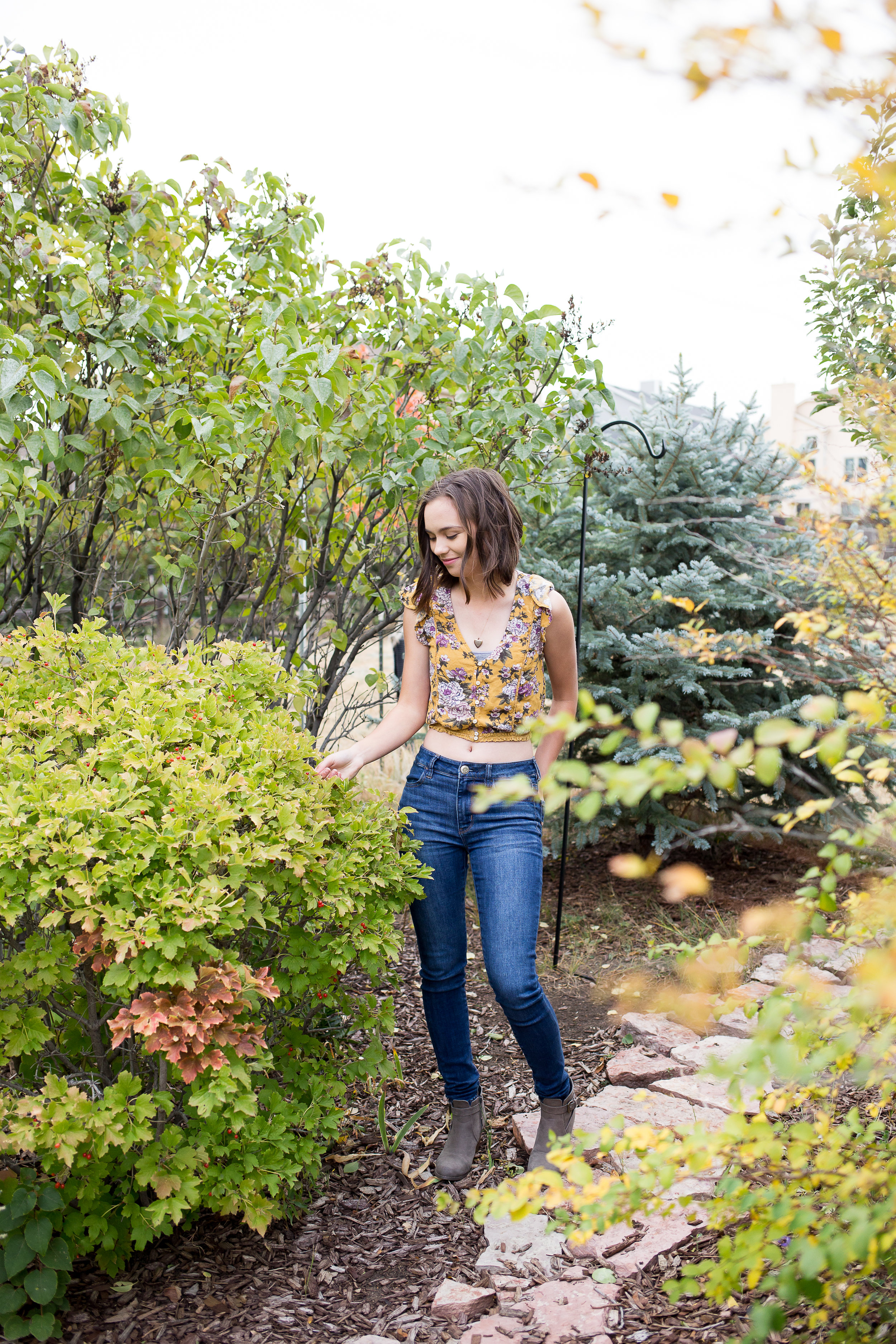 Colorado Springs Senior Photography | Doherty High School | Stacy Carosa Photography | Senior girl smiling at camera among fall colors during her senior session in Colorado Springs