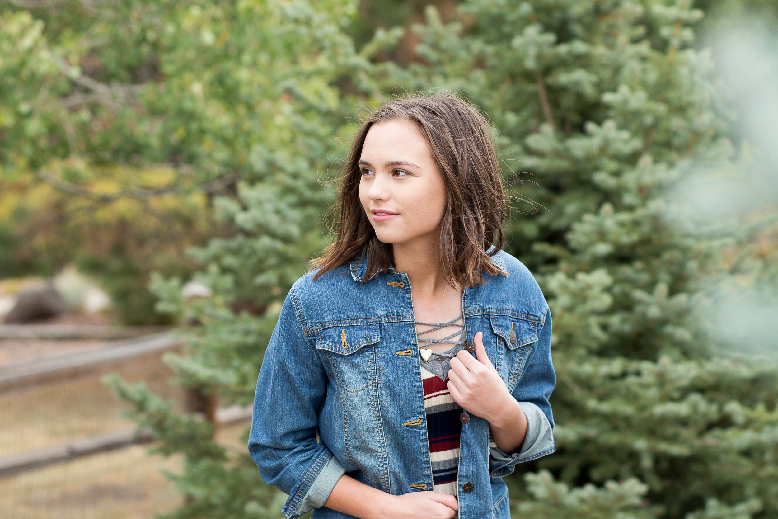 Colorado Springs Senior Photography | Doherty High School | Stacy Carosa Photography | Senior girl smiling at camera among fall colors during her senior session in Colorado Springs