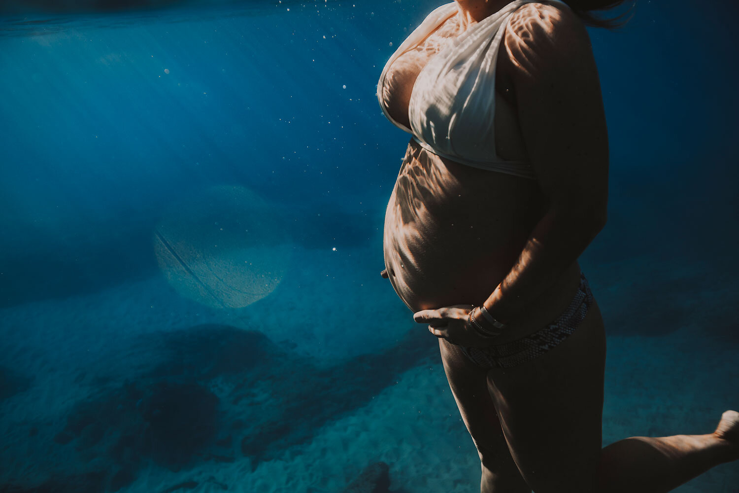 underwater-maternity-photos-Oahu-Hawaii-The-Sophia-Co-26.jpg