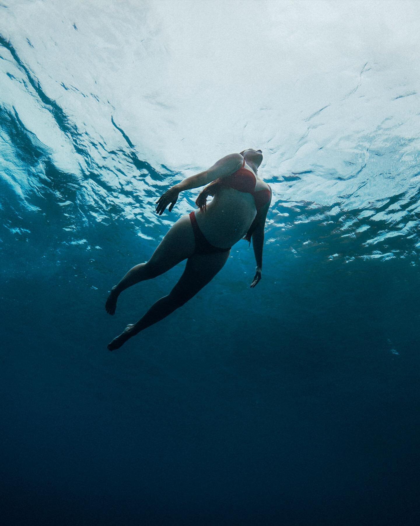 It was storming topside, but under the surface it was as calm as it gets 💙 This amazing mama from The Netherlands had such a great breath hold. It was a rad morning 💦 #sophiaunderwater