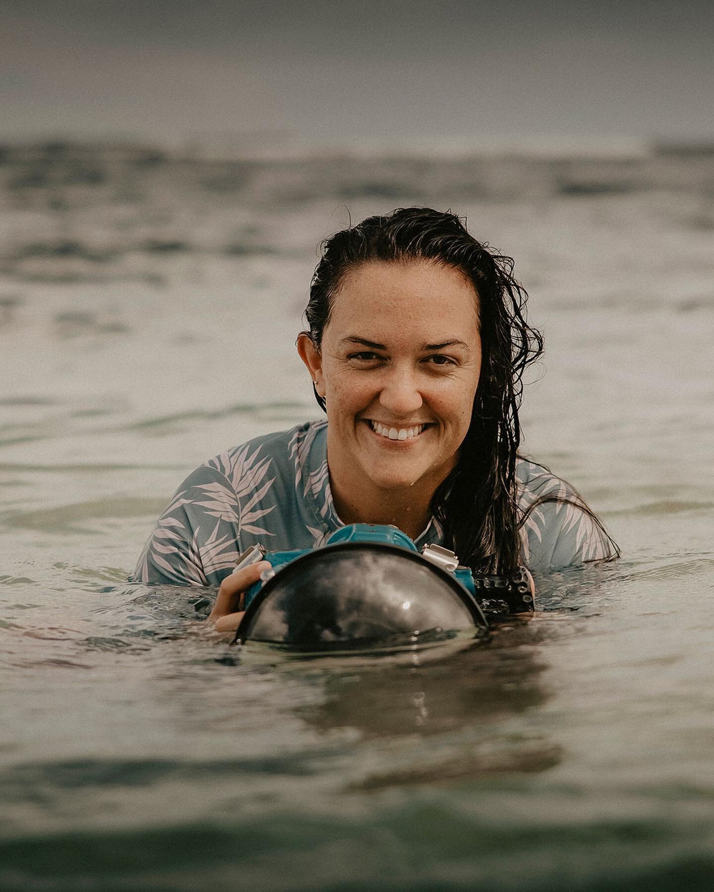 Me and my trusty sidekick on this rainy Aloha Friday 💙 I&rsquo;ve put this @aquatech_imagingsolutions housing through the ringer in the last 6 years. It&rsquo;s enabled me to create so many incredible images not only for my clients but also for my f