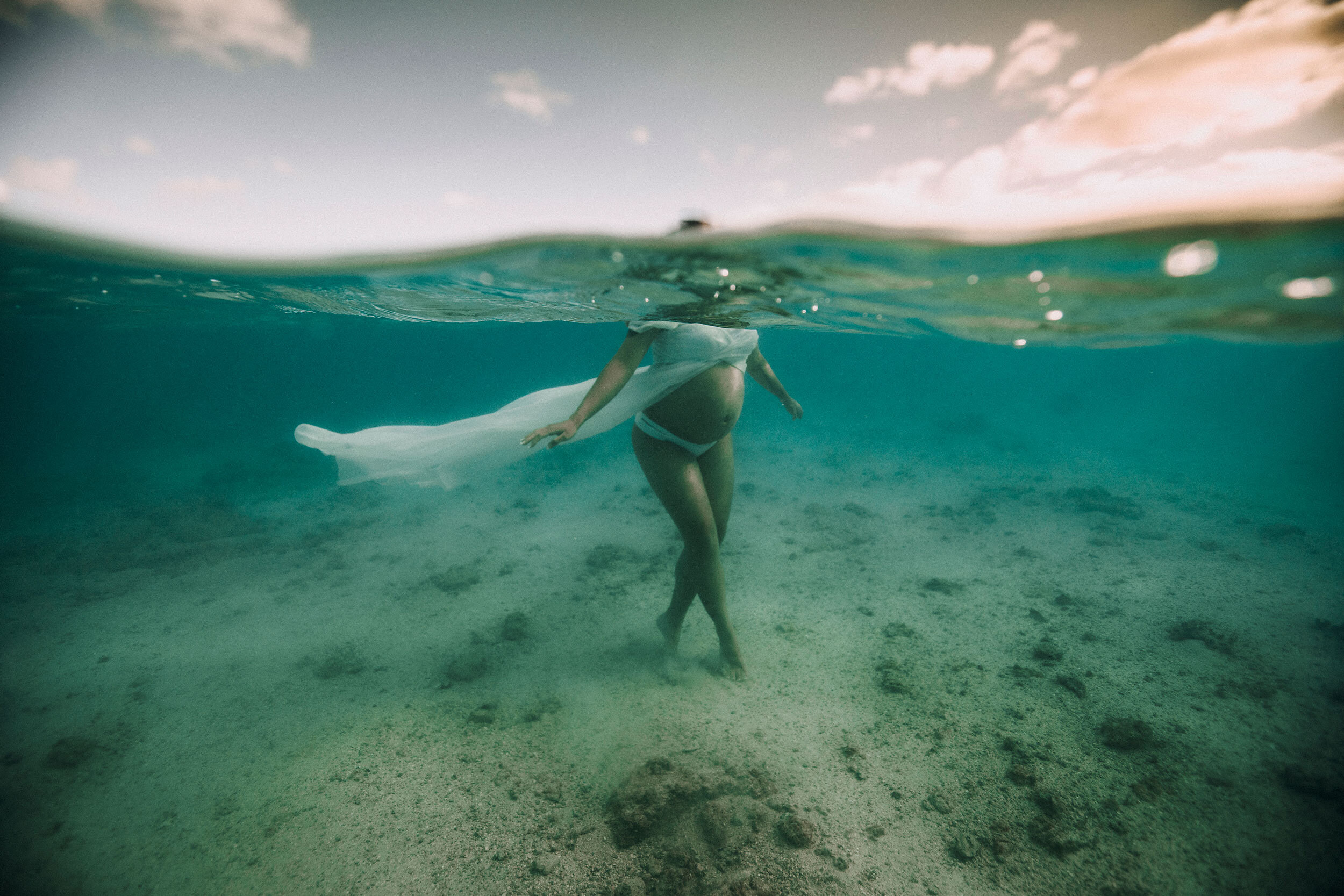 oahu-hawaii-best-maternity-photographer-underwater-001.jpg