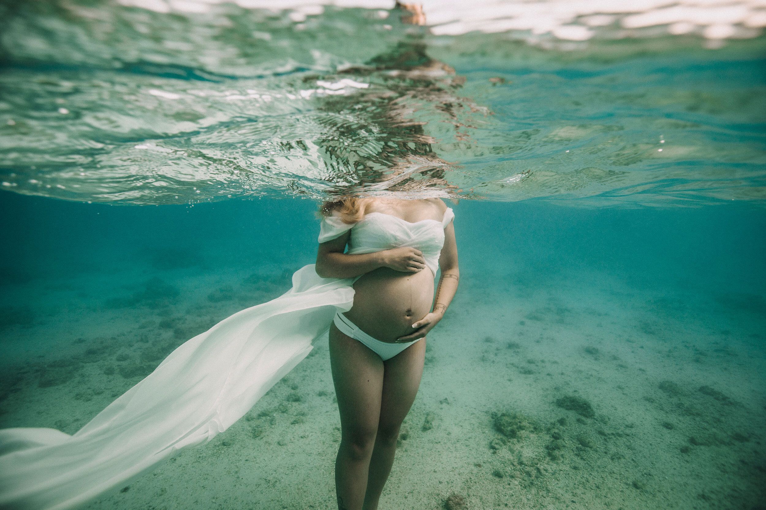 oahu-hawaii-best-maternity-photographer-underwater-002.jpg