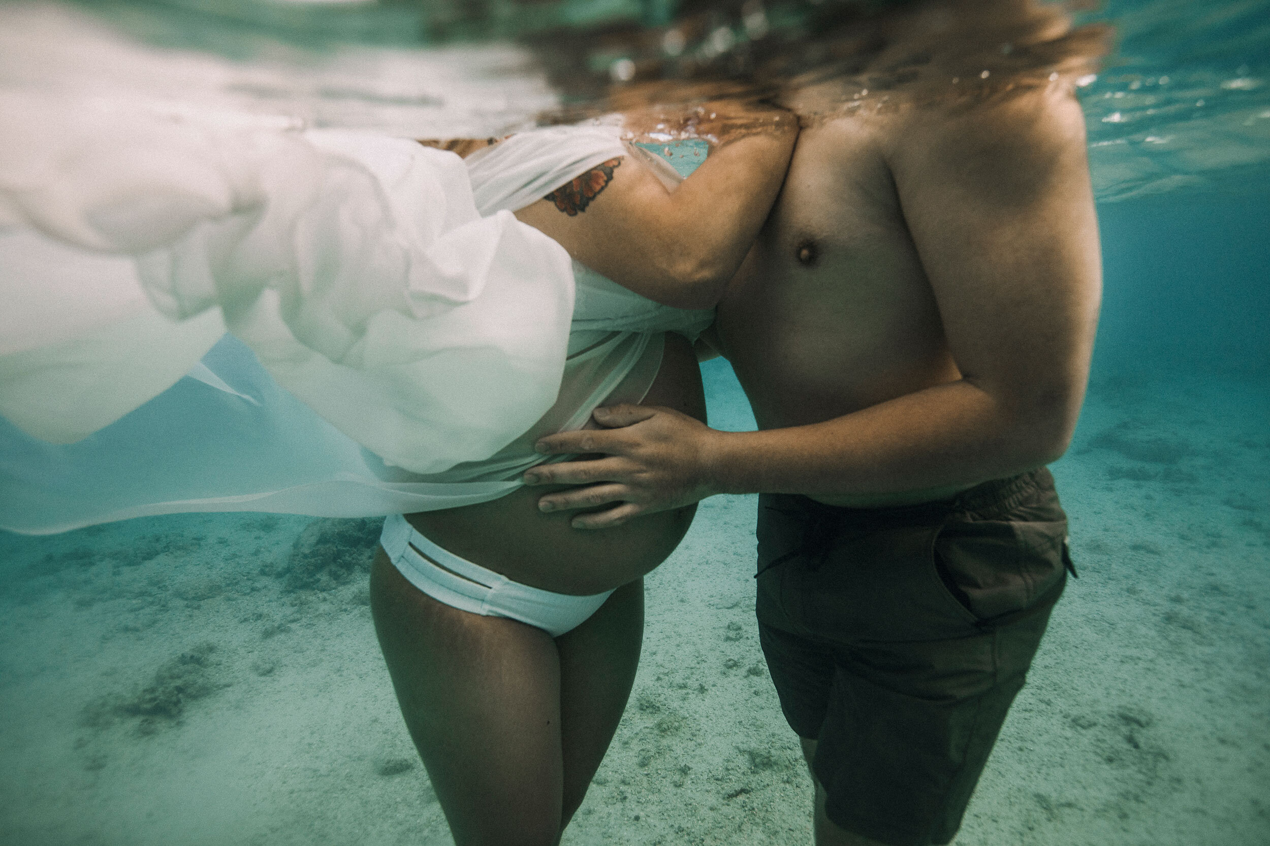 oahu-hawaii-best-maternity-photographer-underwater-003.jpg
