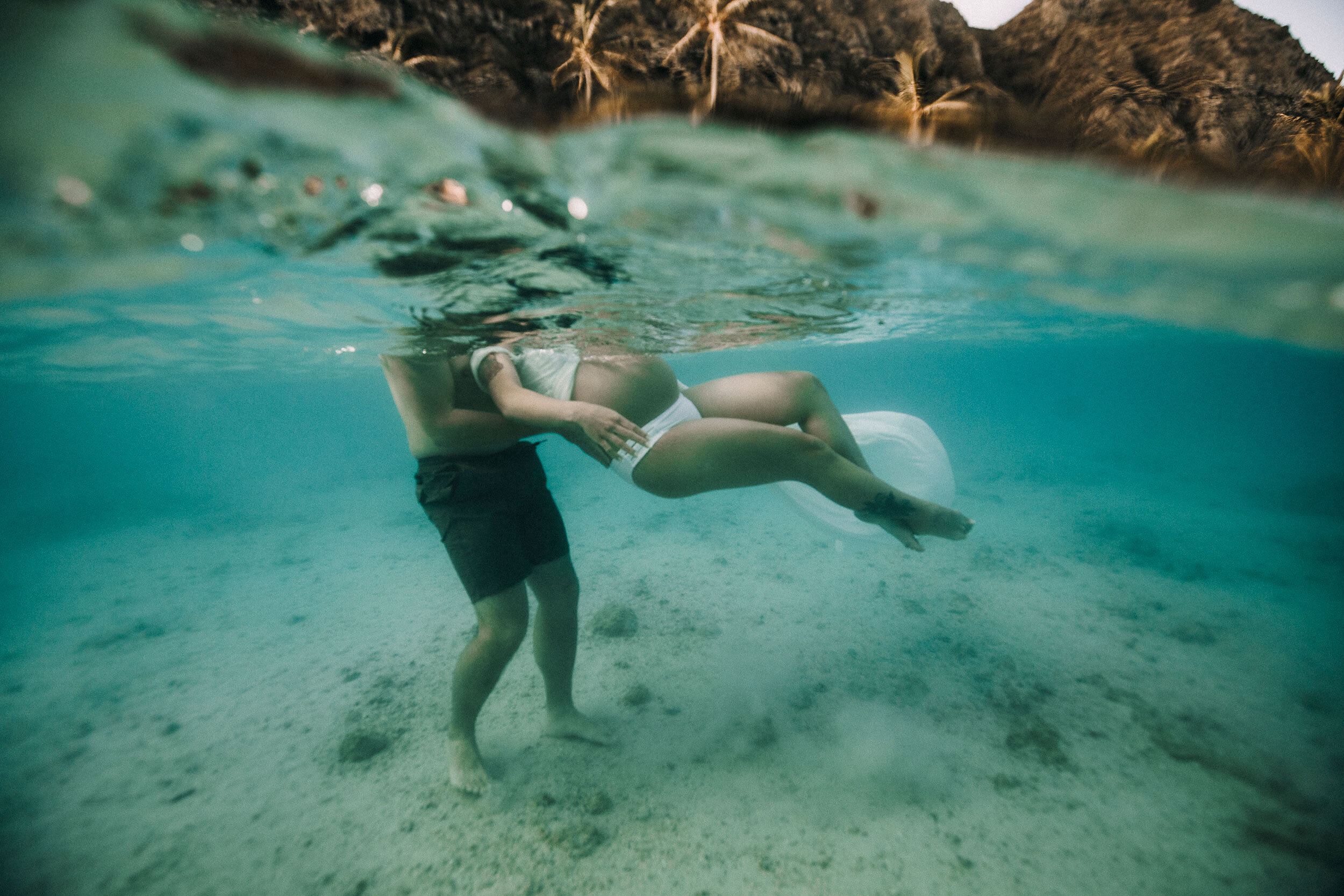 oahu-hawaii-best-maternity-photographer-underwater-004.jpg