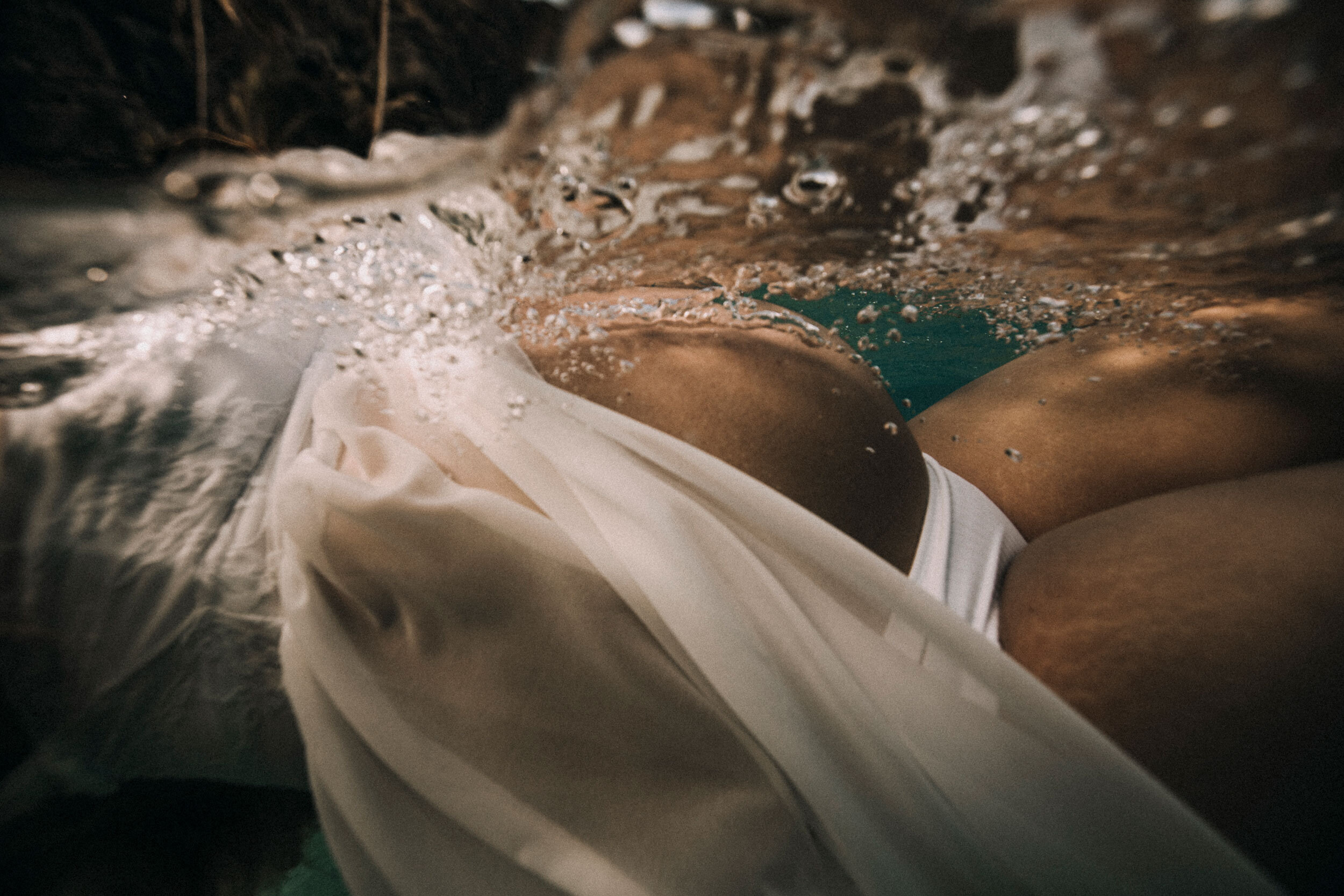 oahu-hawaii-best-maternity-photographer-underwater-006.jpg