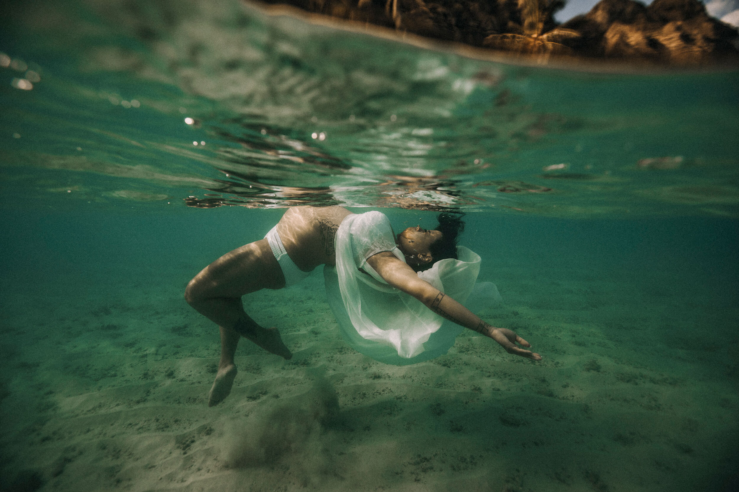oahu-hawaii-best-maternity-photographer-underwater-007.jpg